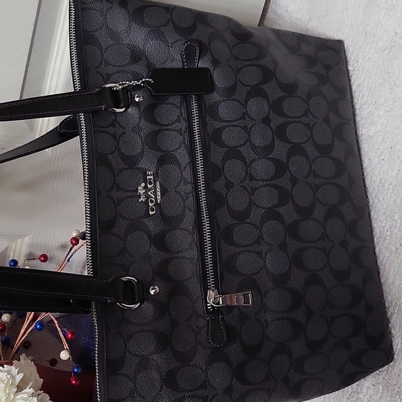 Coach Signature Gallery Tote